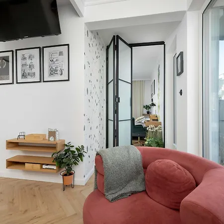 Апартаменти Stylish With Garden And Parking In By Renters