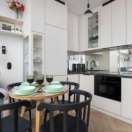 Апартаменти Stylish With Garden And Parking In By Renters
