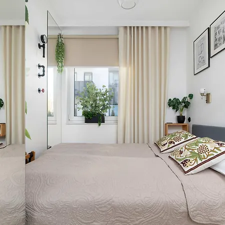 Stylish With Garden And Parking In By Renters Daire *