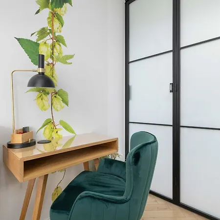 Stylish With Garden And Parking In By Renters Daire *